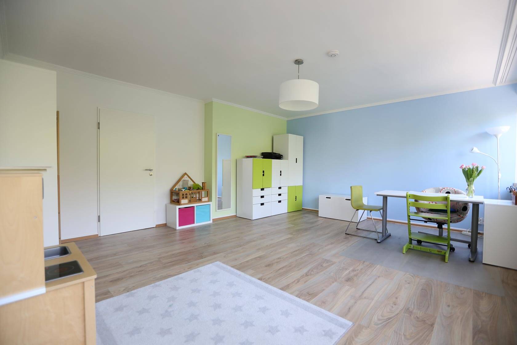 Therapiematerial und Spielbereich